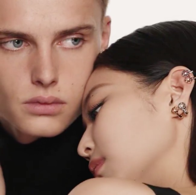 Untuk pertama kalinya, lini perhiasan Chanel menambah keindahan kalung dengan batu rubi dalam koleksinya. Selaras dengan nama panggung Jennie, Jennie Ruby Jane Kim. Foto: dok. Chanel