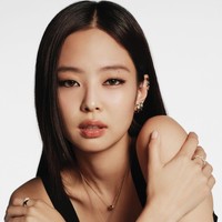 Dengan konsep stacking styling, Jennie BLACKPINK memadukan ‘Coco Crush Ruby Necklace’ dengan liontin huruf C dan batu rubi seharga $7,234 atau setara Rp 120,4 juta dan ‘Quilted Motif Necklace’ dengan pola berlapis terbuat dari emas 18 karat seharga $2,754 atau sekitar Rp 44,7 juta. Foto: dok. Chanel