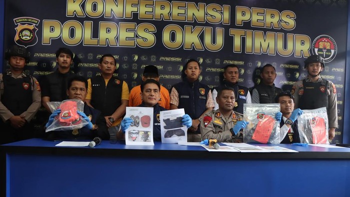 Kades Sidodadi dan barang buktinya saat menusuk marbot masjid.