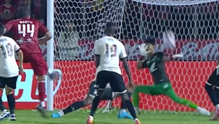 Kiper PSM Makassar Hilmansyah raih Save Of The Month Liga 1 Edisi November 2024.