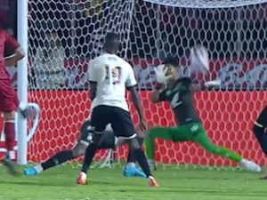 Momen Refleks Gemilang Kiper PSM Hilman Raih Save of The Month November 2024