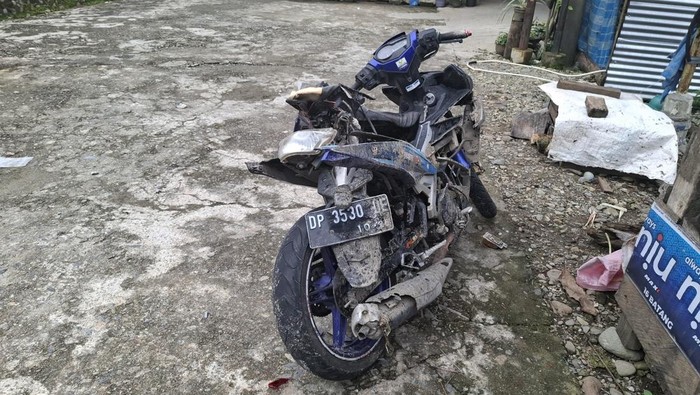Kondisi motor ditabrak truk tronton di Luwu Utara.
