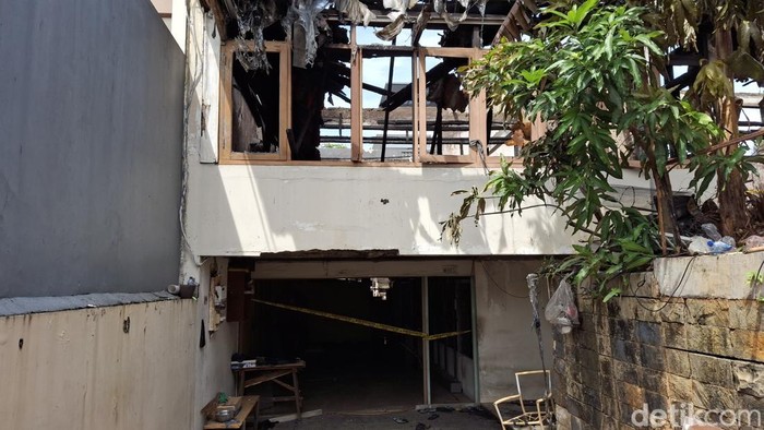 Kondisi rumah kebakaran Jalan Terusan Hang Lekir, Kebayoran Lama, Jakarta Selatan yang menyebabkan satu orang lansia tewas.