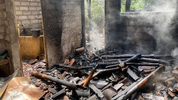 Kondisi rumah Kiryadi yang sudah terbakar di Samigaluh, Kulon Progo, Sabtu (4/1/2025).