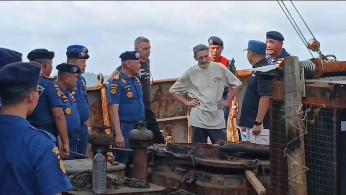 KPLP tangkap kapal berbendera Vanuatu di perairan Bintan, Kepri. (dok. Istimewa)