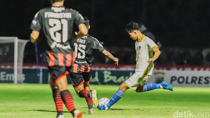 Laga Persekat Tegal vs PSIM Jogja di Stadion Trisanja, Tegal, Sabtu (4/1/2025).