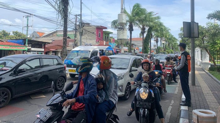 Lalu lintas (lalin) di Jalan Harsono RM menuju Ragunan, Jakarta Selatan (Jaksel), macet di akhir pekan