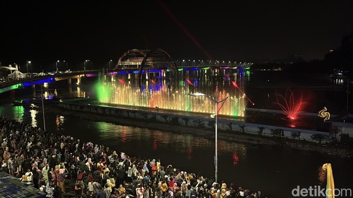 Laser air mancur di Jembatan Suroboyo