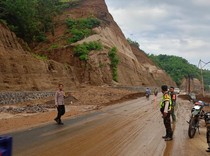 Longsor Terjadi di 5 Titik Jalur Ende-Nangaba, Lalu Lintas Tersendat