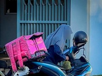 Belum Makan Seharian, Ojol Ini Terharu Dapat Nasi Bungkus Gratis