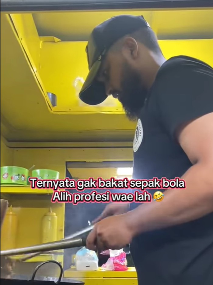 Mantan pemain Persiba Bantul berjualan nasi goreng di Jember