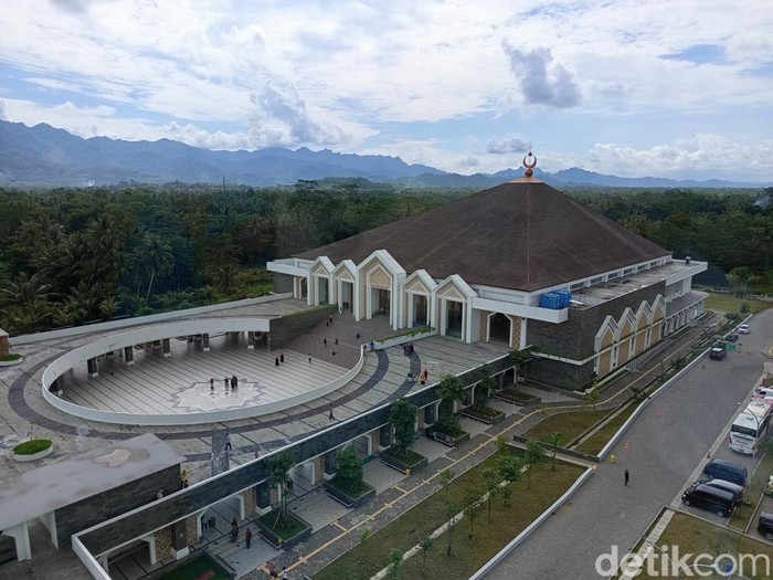Masjid Agung Jawa Tengah (MAJT) An-Nuur Kabupaten Magelang di wilayah Sawitan, Kecamatan Mungkid, Sabtu (4/1/2024).