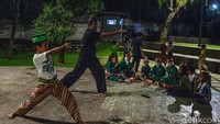 Abiid Alkhalifi Zikri (12) anak kedua dari Matrojih membantu sang ayah mengajar anak-anak dalam gerakan-gerakan silat.