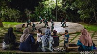 Silat yang dipertunjukkan merupakan jurus Silat Gerak Akal Gombel dengan 17 gerakan dasar.