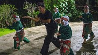 Satu persatu gerakan silat diperagakan saat anak-anak mengikuti latihan di Gunung Balong, Jakarta. Mereka tengah fokus berlatih jelang pementasan acara milad JTBM (Jalan Tangan Betawi Muda).