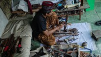 Selain melatih silat untuk anak-anak, Matrojih juga lihai membuat golok dan menerima pesanan.