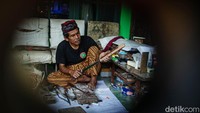 Matrojih tengah fokus dengan golok buatanya, ia merupakan mpu golok raksasa Si Rajut yang memiliki panjang 4 meter dengan bobot 250 kg yang berada di Setu Babakan.