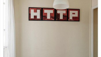 Kelupaan nempel huruf S di belakangnya. Foto: (Bored Panda).