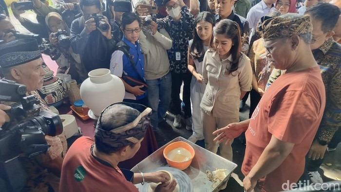Menkomdigi bertemu dengan pelaku UMKM di Kampung Keramik Dinoyo