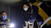 Menteri Luar Negeri Jerman Annalena Baerbock berbicara dengan petugas menyelamat di dalam penjara Sednaya. 