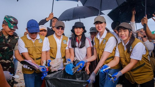 Menpar Widiyanti Putri Wardhana bersama Menko Bidang Pangan Zulkifli Hasan, Menteri Lingkungan Hidup Hanif Faisol Nurofiq, Utusan Khusus Presiden Bidang Pariwisata Zita Anjani dan jajaran pejabat lain dan masyarakat melakukan kegiatan Aksi Bersih Sampah Laut di Pantai Kuta, Badung, Bali, Sabtu (4/1/2025). (Dok. Kemenpar)