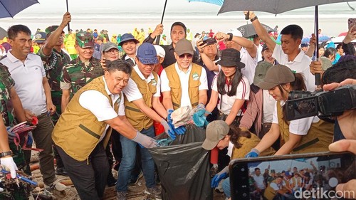 Menteri Koordinator Bidang Pangan Zulkifli Hasan (Zulhas) saat mengikuti Aksi Bersih Sampah Laut di Pantai Kuta, Badung, Bali, Sabtu (4/1/2025). (Foto: Aryo Mahendro/detikBali)