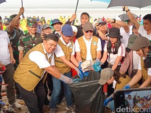 Zulhas Khawatir Sampah di Pesisir Bali Lebih Banyak dari Populasi Ikan
