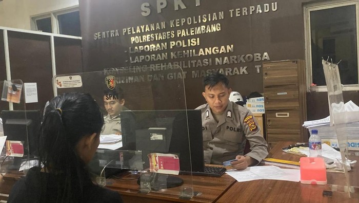 Seorang perempuan di Palembang, MN (19) dianiaya kekasihnya, MRH. Tak terima dianiaya, MN mendatangi SPKT Polrestabes Palembang untuk membuat laporan.
