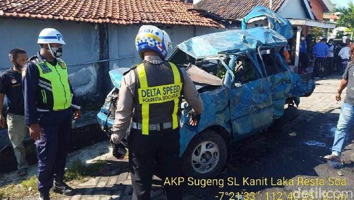 mobil berisi sekeluarga dihantam ka sri tanjung di perlintasan gilang taman sidoarjo