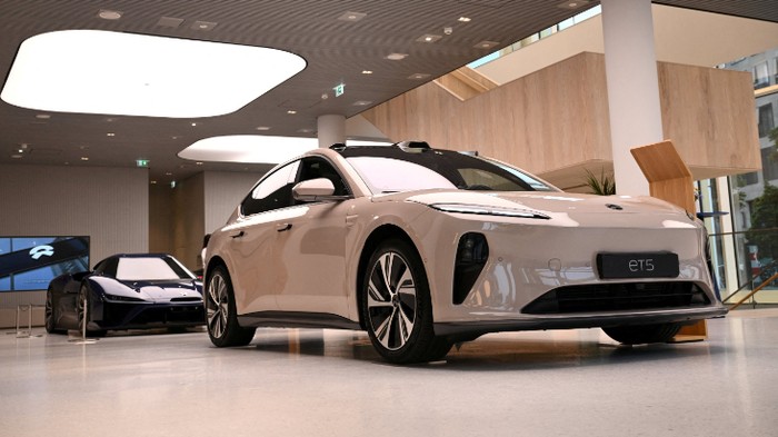 Mobil listrik premium buatan China.