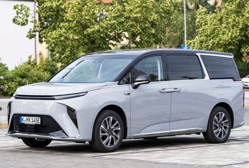 Mobil listrik premium buatan China.