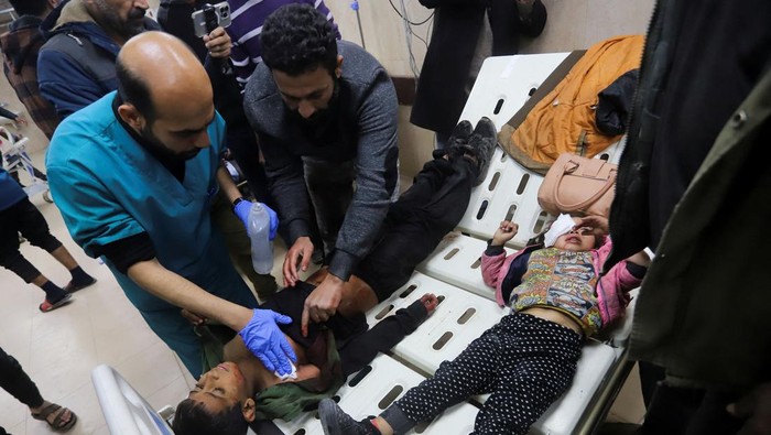 Momen Bom Israel Hantam Lokasi Pengungsian di Deir Al-Balah Palestinian children wounded in an Israeli strike are assisted at a hospital in Deir Al-Balah in the central Gaza Strip January 3, 2025. REUTERS/Saeed Mohammed TPX IMAGES OF THE DAY