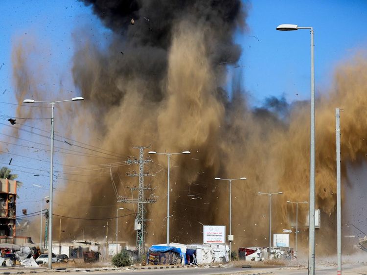 Momen Bom Israel Hantam Lokasi Pengungsian di Deir Al-Balah