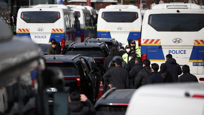 Impeached South Korean President Yoon Suk Yeol's lawyer Yoon Kab-keun arrives in front of the impeached Yeol's official residence, as Yoon faces potential arrest after a court on Tuesday approved a warrant for his arrest, in Seoul, South Korea, January 3, 2025. REUTERS/Kim Hong-Ji