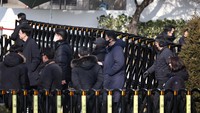 Penyidik mendapatkan berbagai rintangan. Mereka bahkan diblokir oleh pasukannya di dekat kediaman. Tak cuma itu, para pendukung garis kerasnya juga berada di depan kediaman Yook di ibu kota Seoul itu. Upaya penyidik hingga kejaksaan pun tidak membuahkan hasil.