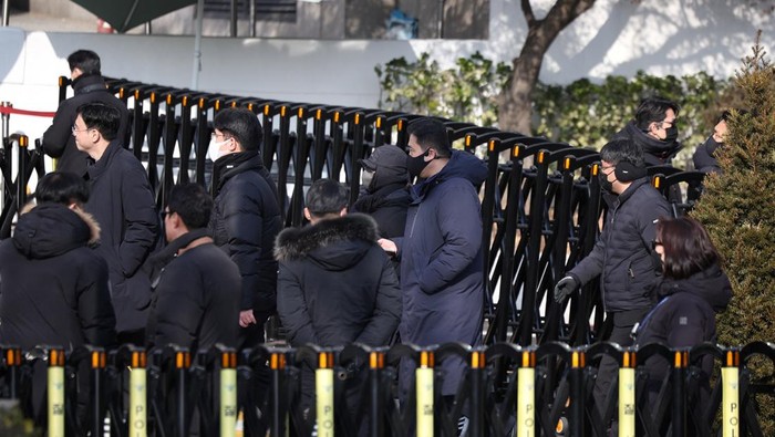 Impeached South Korean President Yoon Suk Yeols lawyer Yoon Kab-keun arrives in front of the impeached Yeols official residence, as Yoon faces potential arrest after a court on Tuesday approved a warrant for his arrest, in Seoul, South Korea, January 3, 2025. REUTERS/Kim Hong-Ji