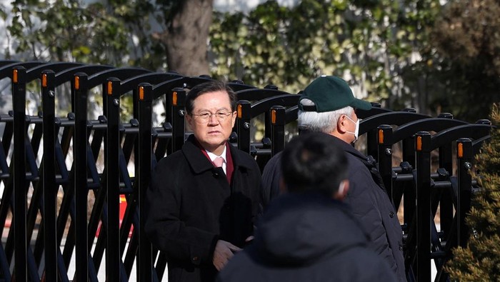 Impeached South Korean President Yoon Suk Yeol's lawyer Yoon Kab-keun arrives in front of the impeached Yeol's official residence, as Yoon faces potential arrest after a court on Tuesday approved a warrant for his arrest, in Seoul, South Korea, January 3, 2025. REUTERS/Kim Hong-Ji
