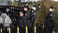 Petugas polisi dan penyidik meninggalkan kediaman resmi Presiden Korea Selatan yang dimakzulkan Yoon Suk Yeol, di Seoul, Korea Selatan, Jumat (3/1/2025.