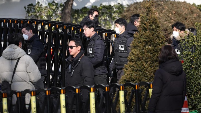 Impeached South Korean President Yoon Suk Yeols lawyer Yoon Kab-keun arrives in front of the impeached Yeols official residence, as Yoon faces potential arrest after a court on Tuesday approved a warrant for his arrest, in Seoul, South Korea, January 3, 2025. REUTERS/Kim Hong-Ji