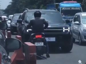 Pemotor Lawan Arah Tantang Mobil Berstrobo, Salah tapi Ogah Ngalah