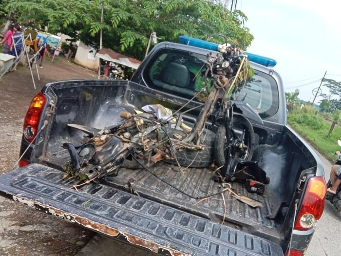Motor ringsek usai terseret kereta api setelah pengendaranya diduga menerobos palang pintu perlintasan di Desa Tumbal, Comal, Kabupaten Pemalang, Sabtu (4/1/2025) pagi.