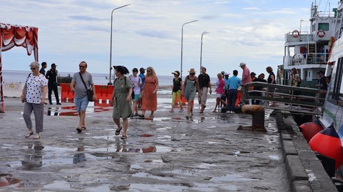 MV Celebrity Millennium bersandar di Pelabuhan Celukan Bawang, Kecamatan Gerokgak, Buleleng, Bali, Sabtu pagi (4/1/2025). (Dok. Dispar Buleleng)