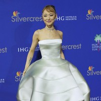 Ariana Grande memilih gaya girlie dalam balutan gaun bersiluet balon warna ivory keluaran Louis Vuitton. Dia mempertahankan alis pirang seperti karakter Glinda, dengan makeup frosty pink dan rambut disanggul sederhana. Foto: Invision/Jordan Strauss