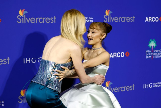 “Ariana sangat mungil hahaha imut sekali,” tulis netizen lainnya. Foto: Getty Images/Kevin Winter