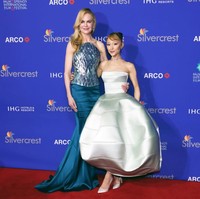 Aktris Nicole Kidman dan Ariana Grande menghadiri Palm Springs International Film Awards pada Jumat (3/01/2025) di Palm Springs, California, AS. Keduanya sama-sama mendapat penghargaan di ajang bergengsi untuk insan perfilman tersebut. Foto: Getty Images/Kevin Winter