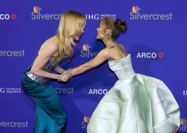 Ariana, yang menggondol trofi Rising Star Award, terlihat fangirling dan membungkuk ke bintang film ‘Lioness’ tersebut. Nicole pun menyambut pemeran Glinda dalam musikal ‘Wicked’ itu dengan antusias. Foto: Getty Images/Kevin Winter