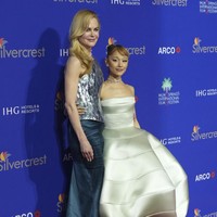 Ariana dan Nicole kemudian menyempatkan pose bersama di depan para pewarta foto. Perbedaan tinggi badan mereka jadi sorotan dan mengundang komentar netizen. Foto: Invision/Jordan Strauss