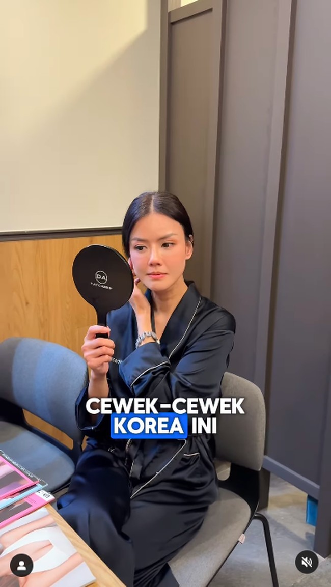 Nita Gunawan baru melakukan operasi fat graft di Korea Selatan. Aktris tersebut mengaku ingin memperbaiki tampilan wajahnya yang mengendur setelah turun berat badan 10 kg.Foto: Instagram Nita Gunawan