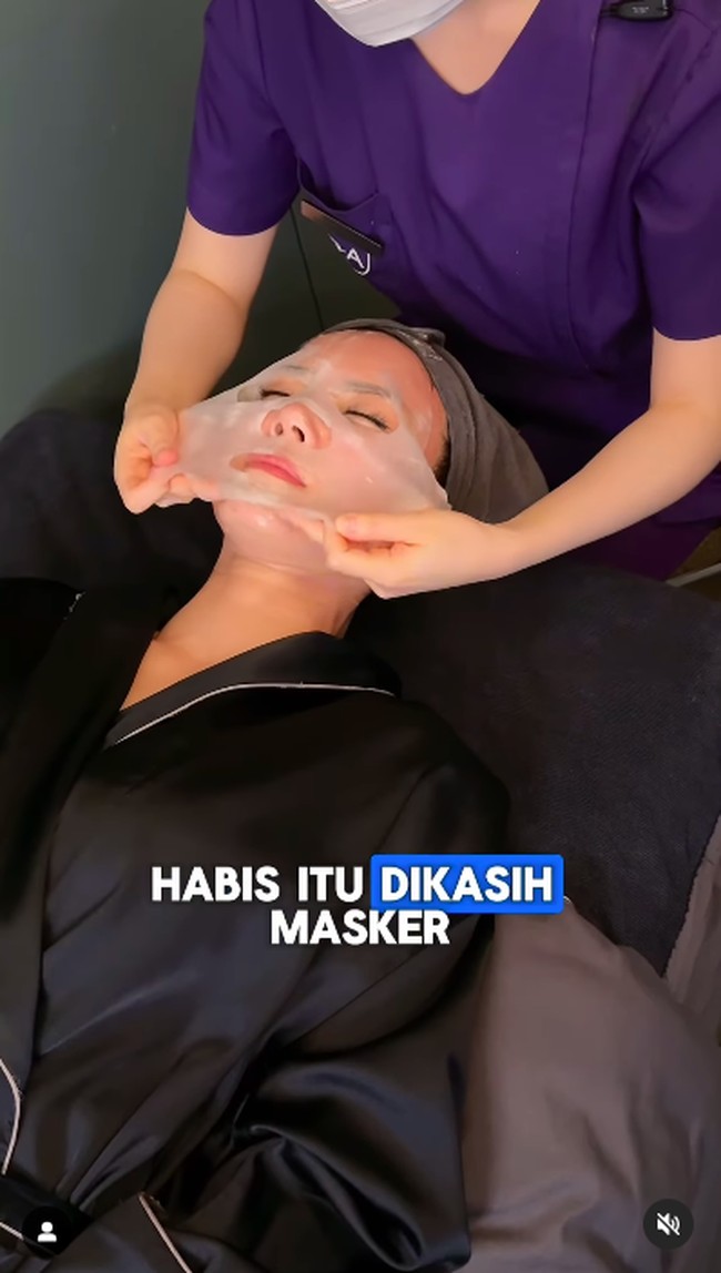 Selain fat graft, ia juga melakukan perawatan lain untuk mempercantik kulit selama di Korea Selatan. Nita pun menjalani infus whitening dan treatment untuk mendapatkan tampilan ‘glass skin’. Foto: Instagram Nita Gunawan