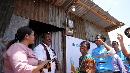 Novita Wulansari (32), salah satu warga Kupang, NTT, yang mendapatkan diskon listrik 50% di kediamannya. (Istimewa)